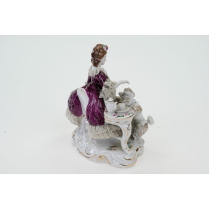 64417 ŚLICZNA FIGURA DAMY W KRYNOLINACH Z PUDLEM (4).jpg