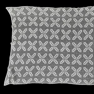 64567 SZYDEŁKO FIRANECZKA OBRUS RYTMICZNY WZÓR KOKARDKI W BIELI 120 X 86 CM (1).jpg