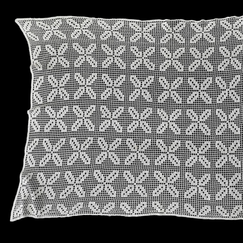 64567 SZYDEŁKO FIRANECZKA OBRUS RYTMICZNY WZÓR KOKARDKI W BIELI 120 X 86 CM (1).jpg
