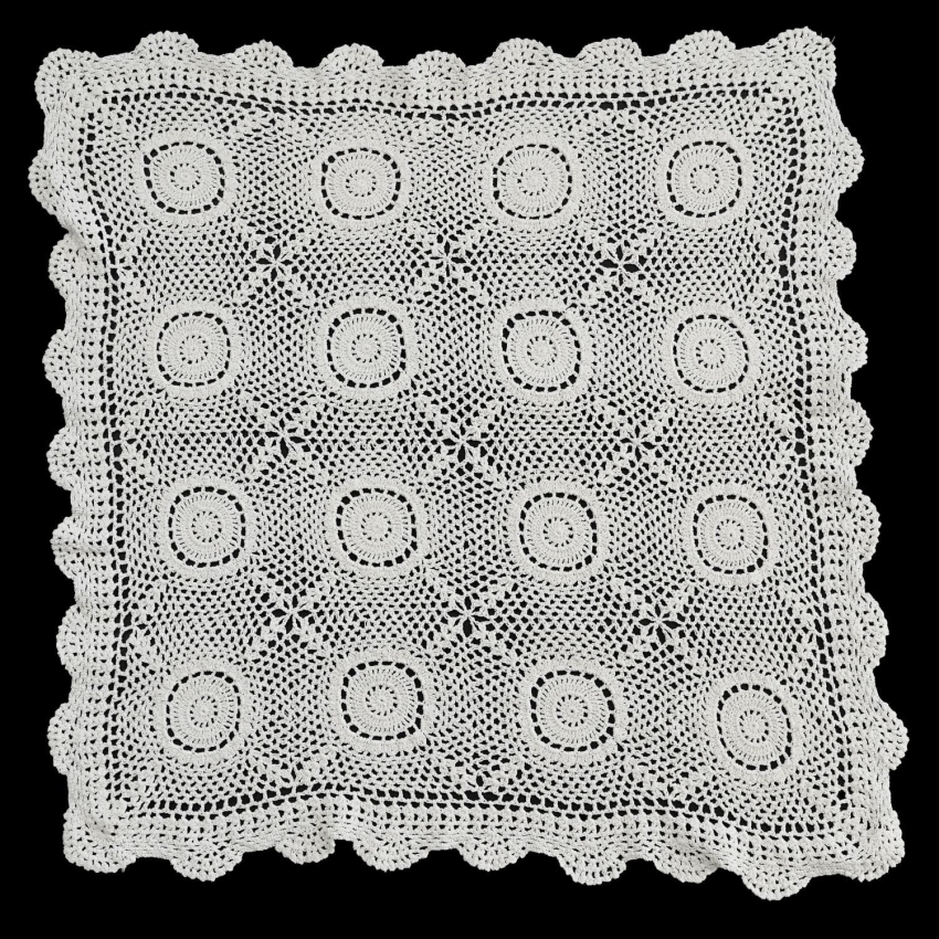 64570 SZYDEŁKO SERWETA OBRUSIK W ROZETY 74 X 74 CM (1).jpg