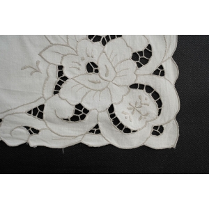 64571 PŁÓTNO AŻUROWY KREMOWY OBRUS Z AŻURKAMI KWIATY 86 X 80 CM (3).jpg