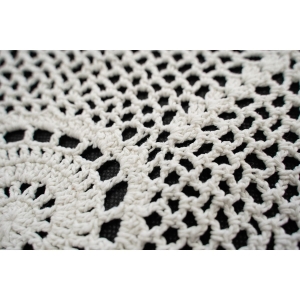 64575 SZYDEŁKO SERWETA OBRUSIK W ROZETY ŚR. 70 CM (3).jpg