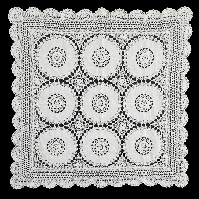 64576 SZYDEŁKO I PŁÓCIENNE WSTAWKI STARY OBRUS 84 X 80 CM (1).jpg