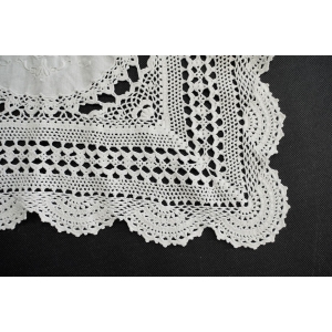 64576 SZYDEŁKO I PŁÓCIENNE WSTAWKI STARY OBRUS 84 X 80 CM (4).jpg