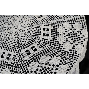 64862 SZYDEŁKO ŚLICZNY OKRĄGŁY OBRUS W KWIATY 155 CM (2).jpg