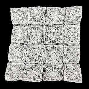 SZYDEŁKO ŚLICZNY OBRUS W KWIATY W BIELI 80 X 78 CM