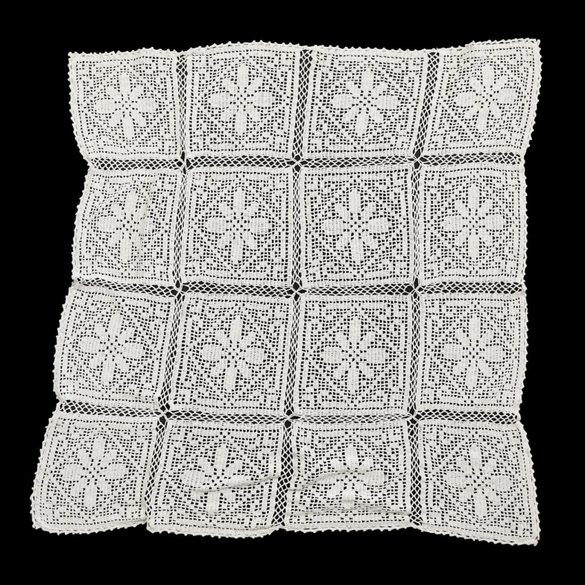 64863 SZYDEŁKO ŚLICZNY OBRUS W KWIATY W BIELI 80 X 78 CM (1).jpg