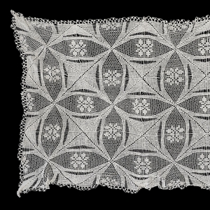 SZYDEŁKO OBRUS W DUŻY WZÓR W BIELI 155 X 100 CM