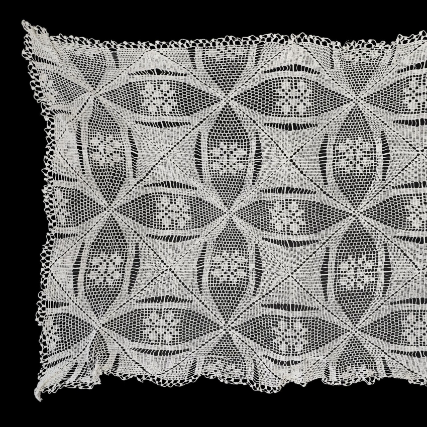 64871 SZYDEŁKO OBRUS W DUŻY WZÓR W BIELI 155 X 100 CM (1).jpg