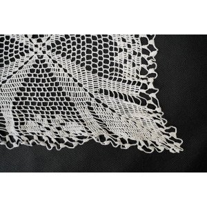 64871 SZYDEŁKO OBRUS W DUŻY WZÓR W BIELI 155 X 100 CM (4).jpg