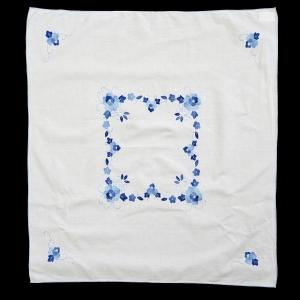 PŁÓCIENNY OBRUS NIEBIESKIE KWIATOWE APLIKACJE 84 X 77 CM