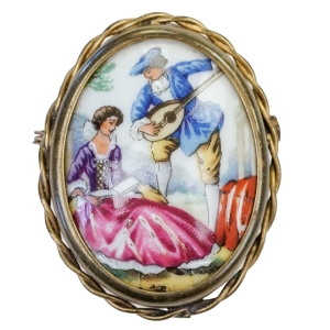 LIMOGES RĘCZNIE MALOWANA PORCELANOWA BROSZA ZE SCENKĄ TYPU FRAGONARD