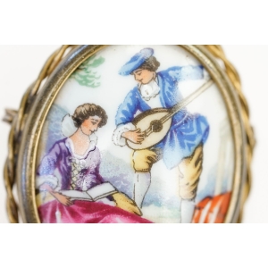 65134 LIMOGES RĘCZNIE MALOWANA PORCELANOWA BROSZA ZE SCENKĄ TYPU FRAGONARD (2).jpg