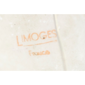 65134 LIMOGES RĘCZNIE MALOWANA PORCELANOWA BROSZA ZE SCENKĄ TYPU FRAGONARD (5).jpg