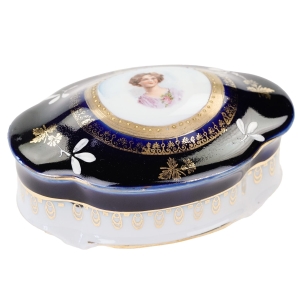 65189 PORCELANA PORTRETOWA PUZDERKO Z PODOBIZNĄ NIEWIASTY (1).jpg