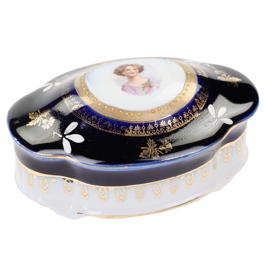 65189 PORCELANA PORTRETOWA PUZDERKO Z PODOBIZNĄ NIEWIASTY (1).jpg