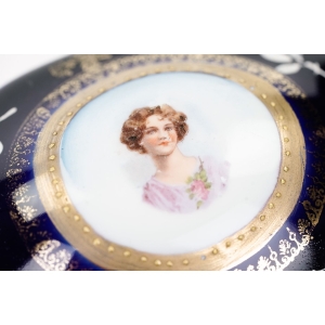 65189 PORCELANA PORTRETOWA PUZDERKO Z PODOBIZNĄ NIEWIASTY (3).jpg