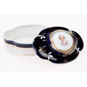 65189 PORCELANA PORTRETOWA PUZDERKO Z PODOBIZNĄ NIEWIASTY (4).jpg