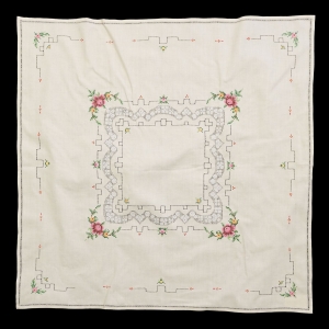 65382 CUDOWNY ROMANTYCZNY KREMOWY OBRUS HAFT KRZYŻYKOWY 81 X 80 CM (1).jpg
