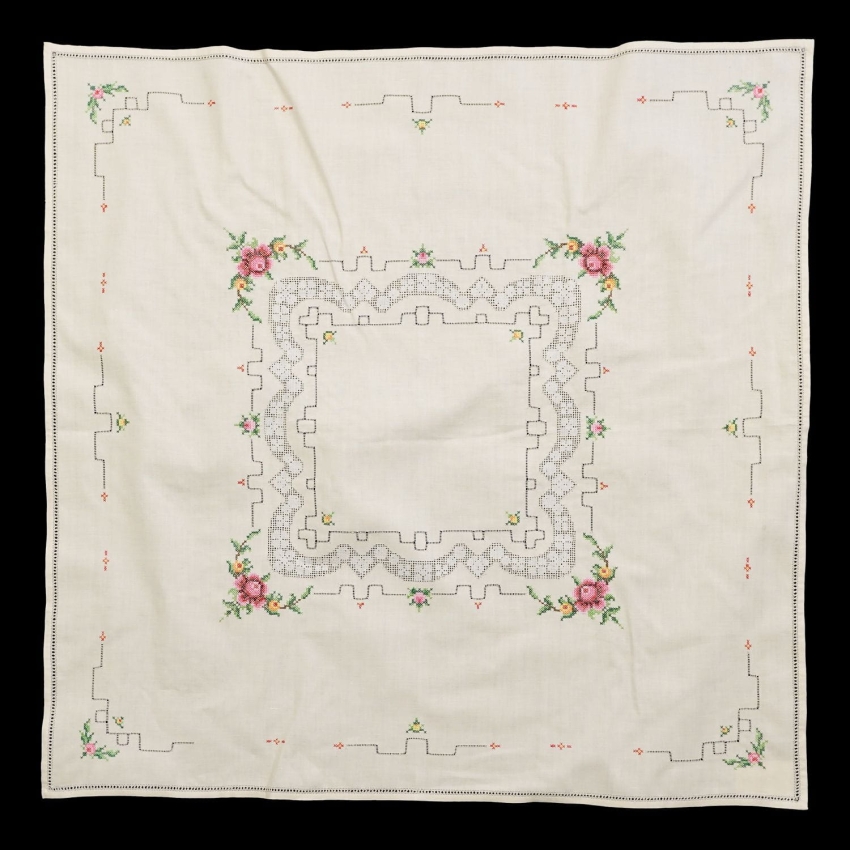 65382 CUDOWNY ROMANTYCZNY KREMOWY OBRUS HAFT KRZYŻYKOWY 81 X 80 CM (1).jpg