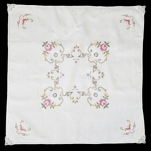 65388 ŚLICZNY ROMANTYCZNY BIAŁY OBRUS HAFT KRZYŻYKOWY I KORONKOWE WSTAWKI 86 X 85 CM (1).jpg