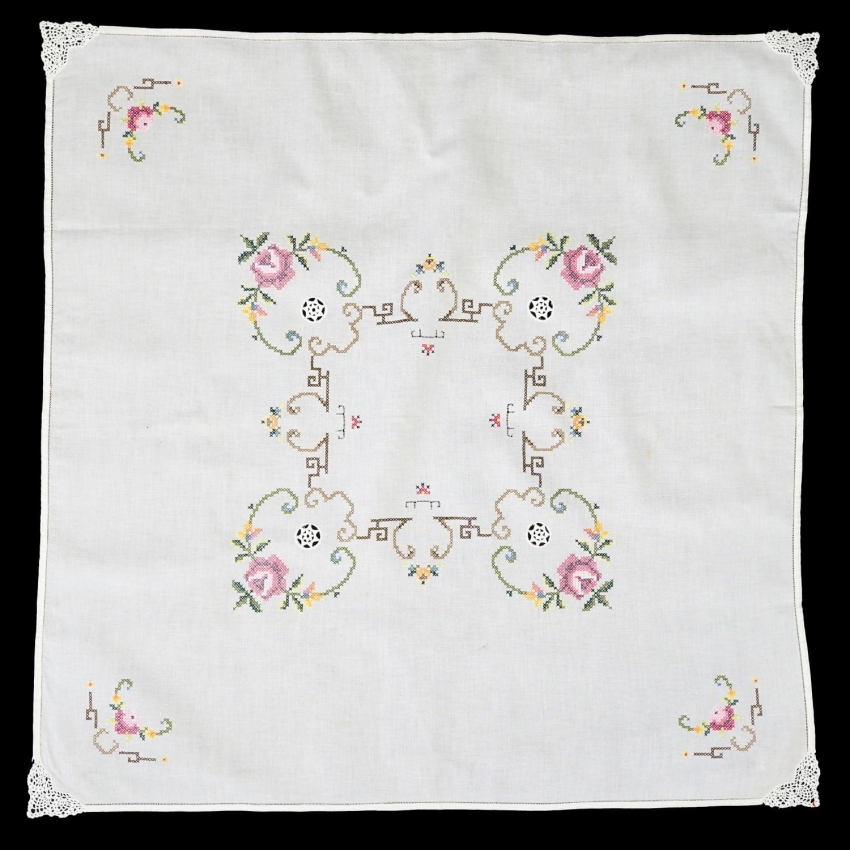 65388 ŚLICZNY ROMANTYCZNY BIAŁY OBRUS HAFT KRZYŻYKOWY I KORONKOWE WSTAWKI 86 X 85 CM (1).jpg