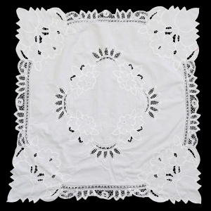 65405 ŚLICZNY OBRUS KORONKA BRUKSELSKA BIAŁY 80 X 79 CM (1).jpg