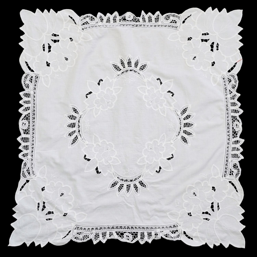65405 ŚLICZNY OBRUS KORONKA BRUKSELSKA BIAŁY 80 X 79 CM (1).jpg