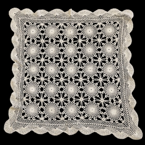 SZYDEŁKO ŚLICZNY MOCNO AŻUROWY OBRUS W ROZETY W KREMIE 87 X 87 CM