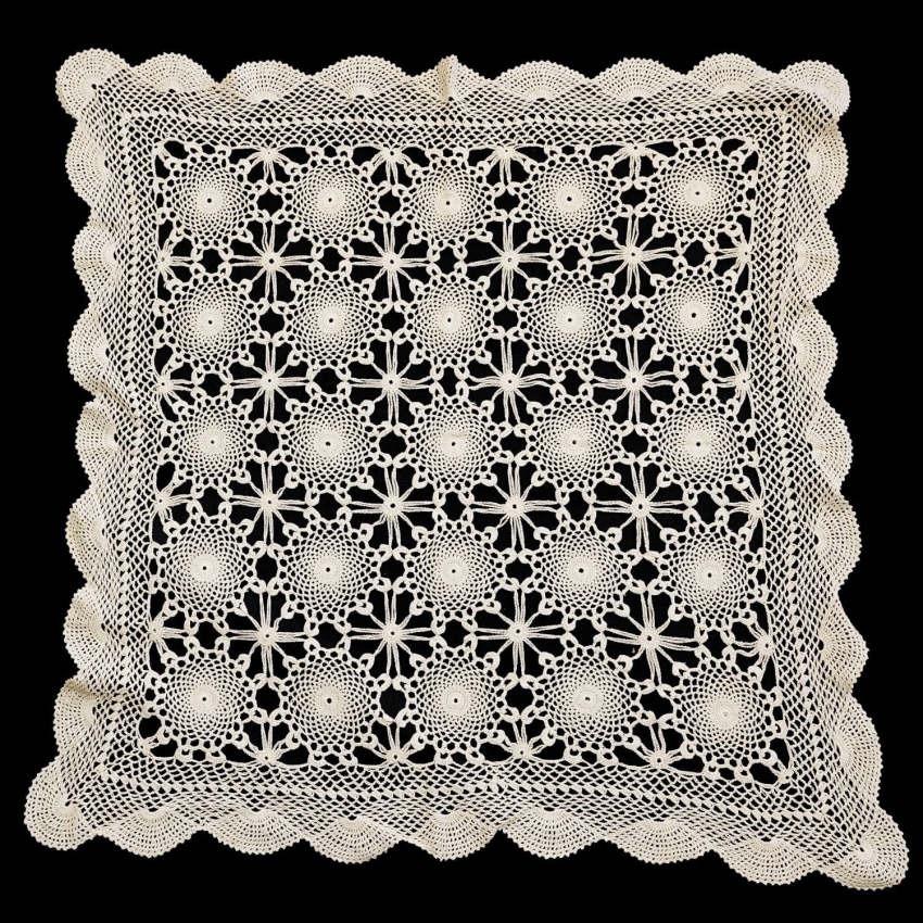 65407 SZYDEŁKO ŚLICZNY MOCNO AŻUROWY OBRUS W ROZETY W KREMIE 87 X 87 CM (1).jpg