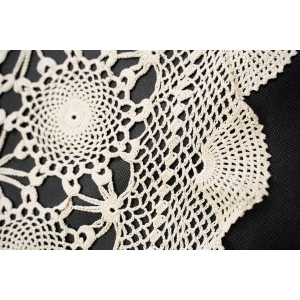 65407 SZYDEŁKO ŚLICZNY MOCNO AŻUROWY OBRUS W ROZETY W KREMIE 87 X 87 CM (3).jpg