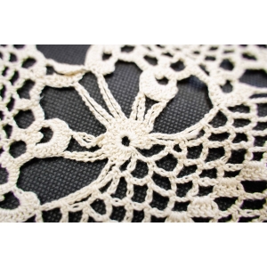 65407 SZYDEŁKO ŚLICZNY MOCNO AŻUROWY OBRUS W ROZETY W KREMIE 87 X 87 CM (5).jpg