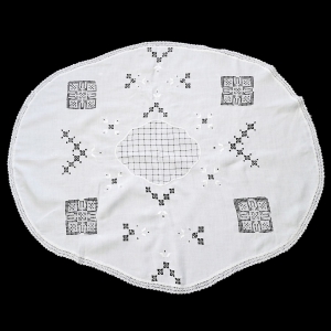 PŁÓCIENNY STARY OBRUS KOŁKOWE WSTAWKI KORONKA SZYDEŁKOWA I HAFTY 120 X 100 CM