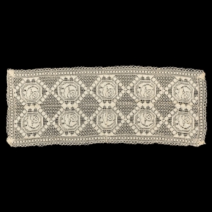 KREMOWA UROCZA KORONKA MASZYNOWA BIEŻNIK LAUFER W RÓŻE 112 X 43 CM