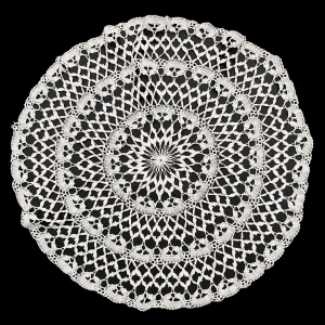 65915 KLOCKOWY KREMOWY OBRUS STARUSZEK ŚR. 63 CM (1).jpg