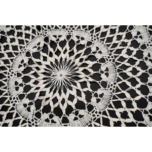 65915 KLOCKOWY KREMOWY OBRUS STARUSZEK ŚR. 63 CM (2).jpg