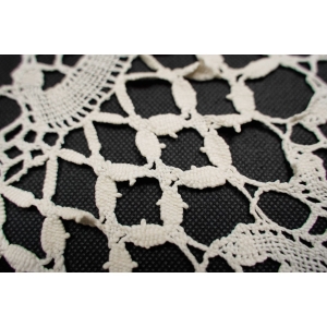 65915 KLOCKOWY KREMOWY OBRUS STARUSZEK ŚR. 63 CM (3).jpg