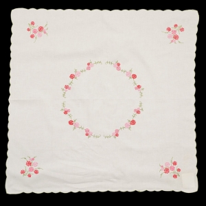 PŁÓTNO ŁADNY OBRUS WYSZYWANY DROBNE KWIATKI 77 X 76 CM