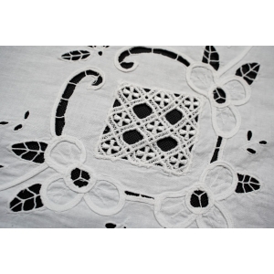 65919 PŁÓTNO HAFT SZNURECZKOWY AŻURY I KWIATY BIAŁY OBRUS 82 x 81 CM (2).jpg