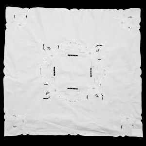 PŁÓTNO HAFT AŻURY I KWIATY BIAŁY OBRUS 82 x 76 CM