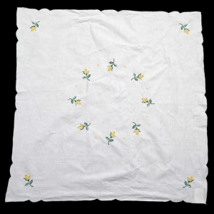 OBRUS HAFT KRZYŻYKOWY ŻÓŁTE RÓŻE 84 X 82 CM