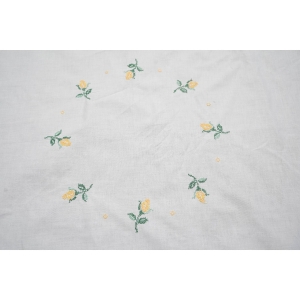 65926 OBRUS HAFT KRZYŻYKOWY ŻÓŁTE RÓŻE 84 X 82 CM (2).jpg