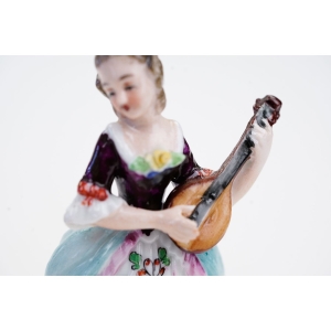 66073 SITZENDORF ŚLICZNA FIGURKA DAMY Z INSTRUMENTEM RĘCZNIE MALOWANA (2).jpg