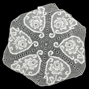66213 SZYDEŁKO BIAŁY OBRS KWIATY RÓŻ ŚR. 105 CM (1).jpg