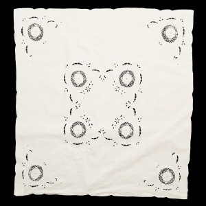 66237 PŁÓTNO OBRUS AŻURKI I SZYDEŁKOWE WSTAWKI BIAŁY 85 X 80,5 CM (1).jpg