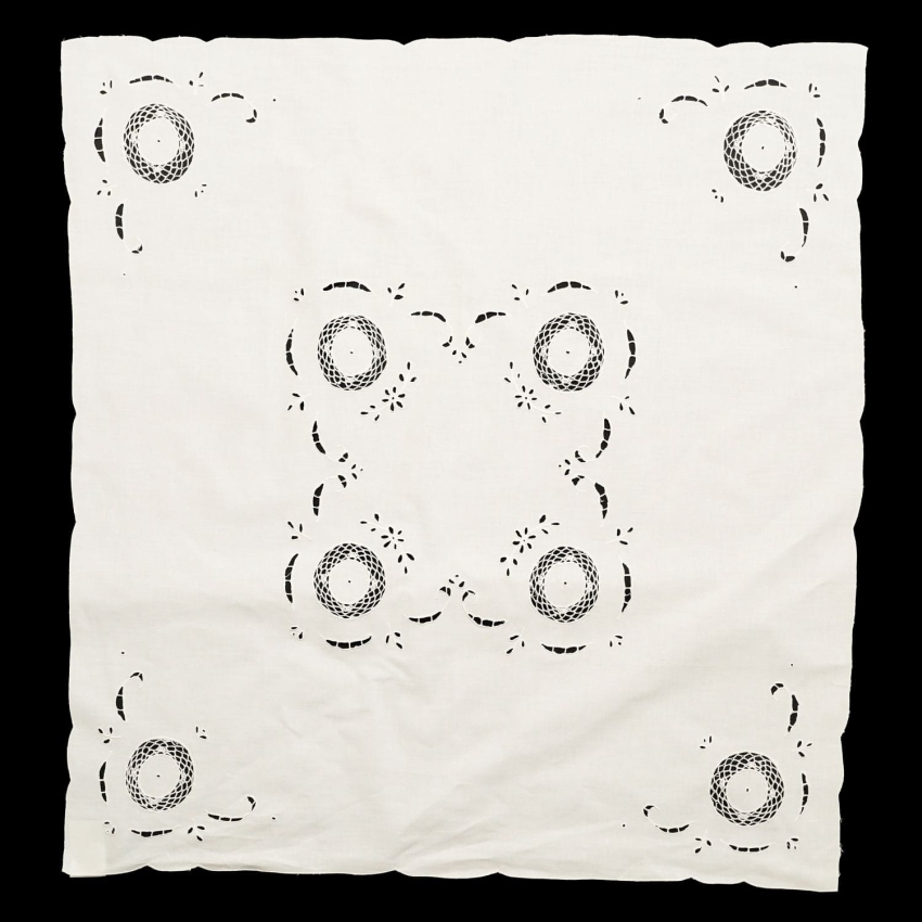 66237 PŁÓTNO OBRUS AŻURKI I SZYDEŁKOWE WSTAWKI BIAŁY 85 X 80,5 CM (1).jpg