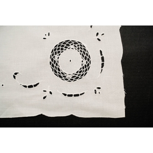 66237 PŁÓTNO OBRUS AŻURKI I SZYDEŁKOWE WSTAWKI BIAŁY 85 X 80,5 CM (3).jpg