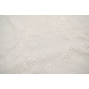 66238 PŁÓTNO OBRUS BIAŁY HAFT W KWIATY 79,5 X 75 CM (2).jpg