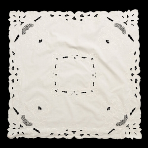 66240 PŁÓTNO HAFT SZNURECZKOWY AŻURY I KWIATY BIAŁY OBRUS 81 x 80 CM (1).jpg