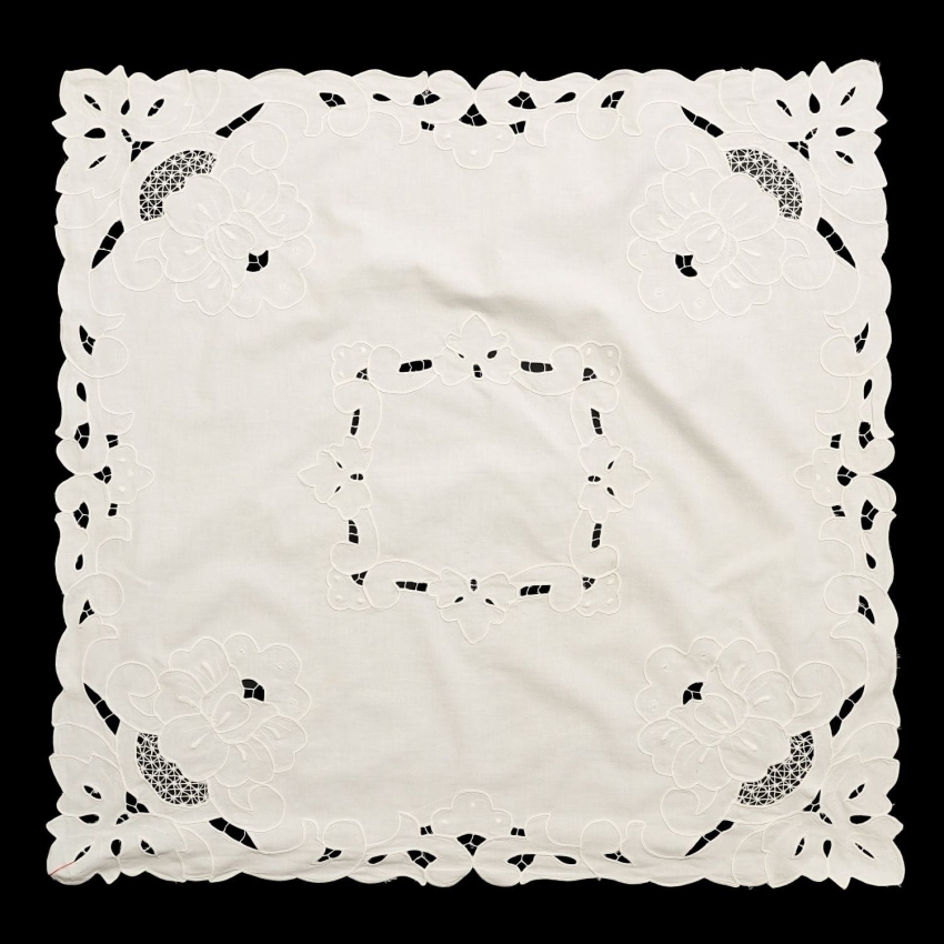 66240 PŁÓTNO HAFT SZNURECZKOWY AŻURY I KWIATY BIAŁY OBRUS 81 x 80 CM (1).jpg